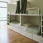 Lisb\'on Hostel